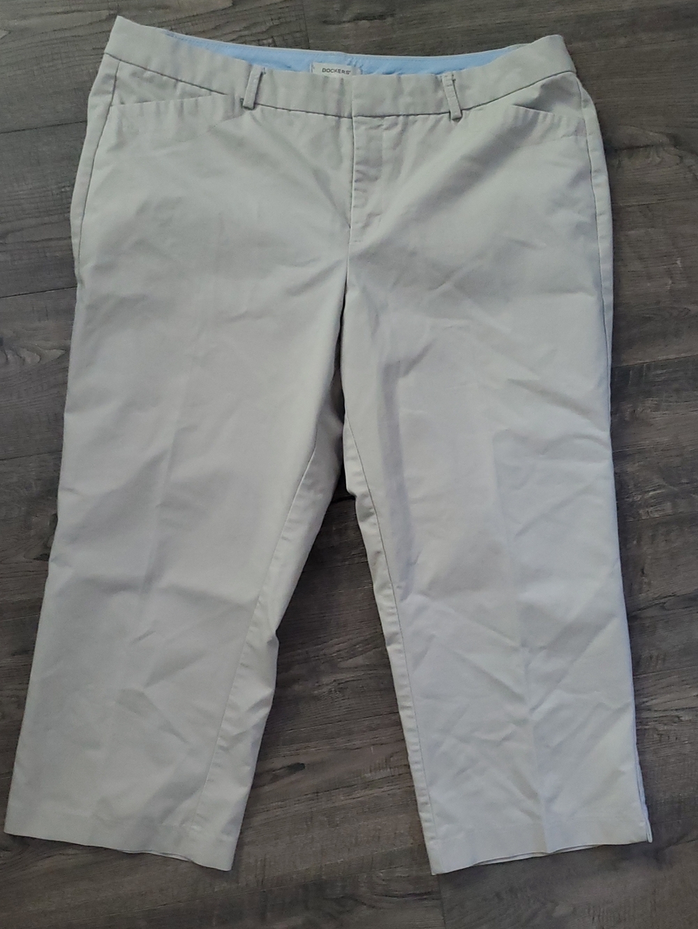 Dockers Women's Light Khaki Cropped Capris